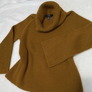 Knitted turtle neck sweater (Worn Once)
